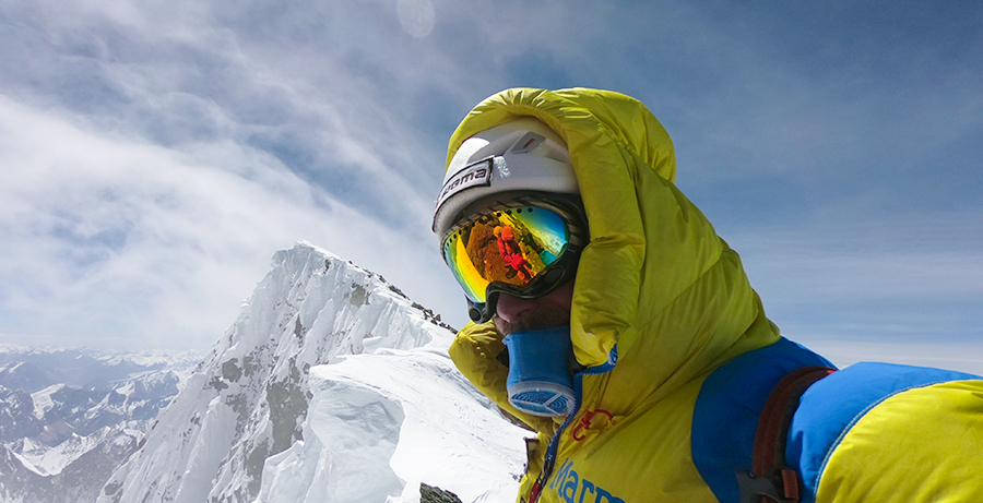 Fredrik Sträng i Marmot dundräkt på Broad Peak i Pakistan med starka vindar