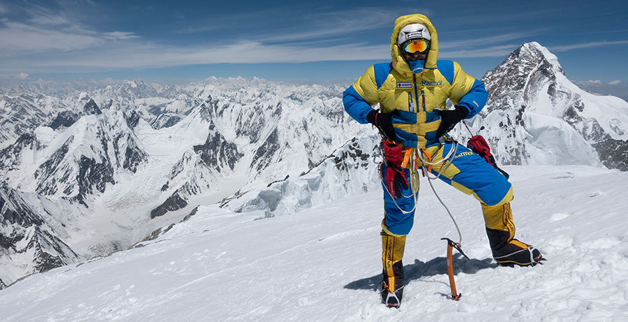 Fredrik Sträng på toppen av Broad Peak i Pakistan med K2 i bakgrunden