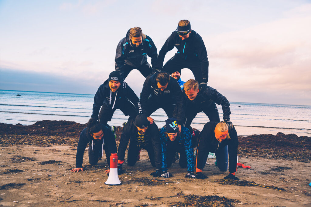 Deltagare bygger torn på en strand under en gruppträning