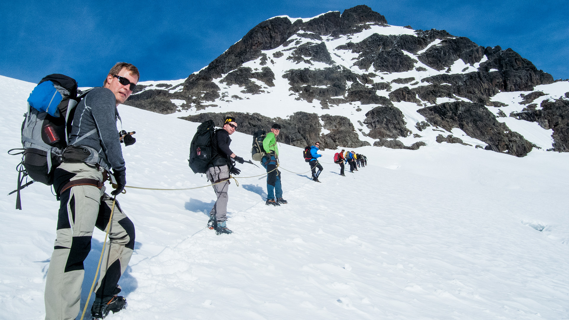 En grupp på storglaciären på Kebnekaise under ett teambuilding event