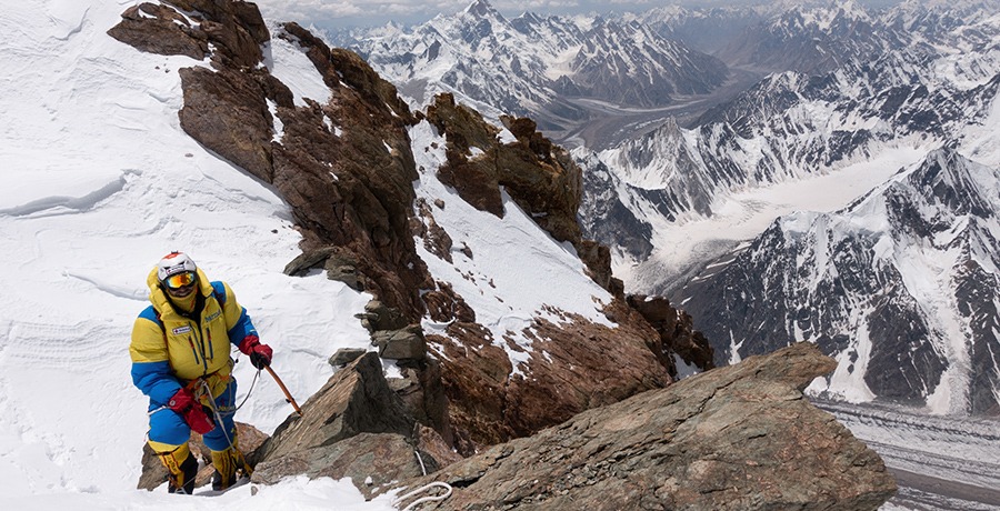 Fredrik Sträng klättrar Broad Peak i Pakistan med Karakorum i bakgrunden