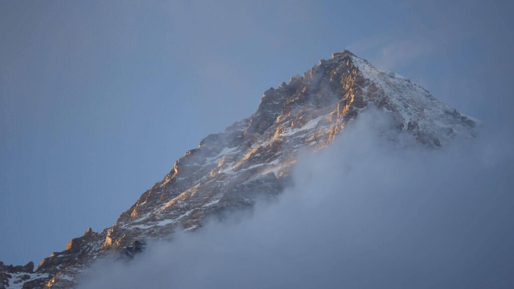 Gästar Spöktimmen podcast 7 Toppen av K2 i Pakistan under solnedgång uppslukad bland moln