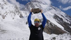 Fredrik Sträng tränar crossfit på K2 basläger i Pakistan